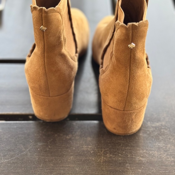 Kate Spade Garden Scalloped Ankle Booties Size 7.5 Tan Suede Pull-On Block Heel - Picture 3 of 8